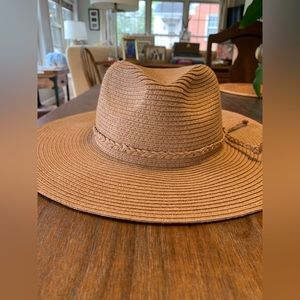 Madewell sun hat, floppy brim, worn once!